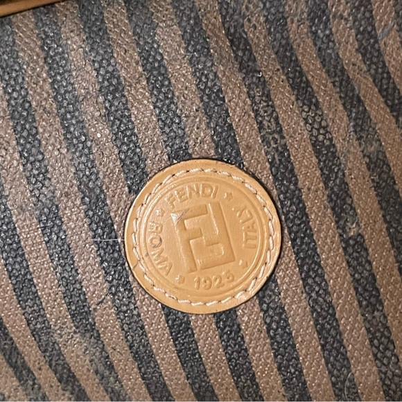 Vintage fendi penguin stripe camera crossbody bag - authenticated - Picture 7 of 11